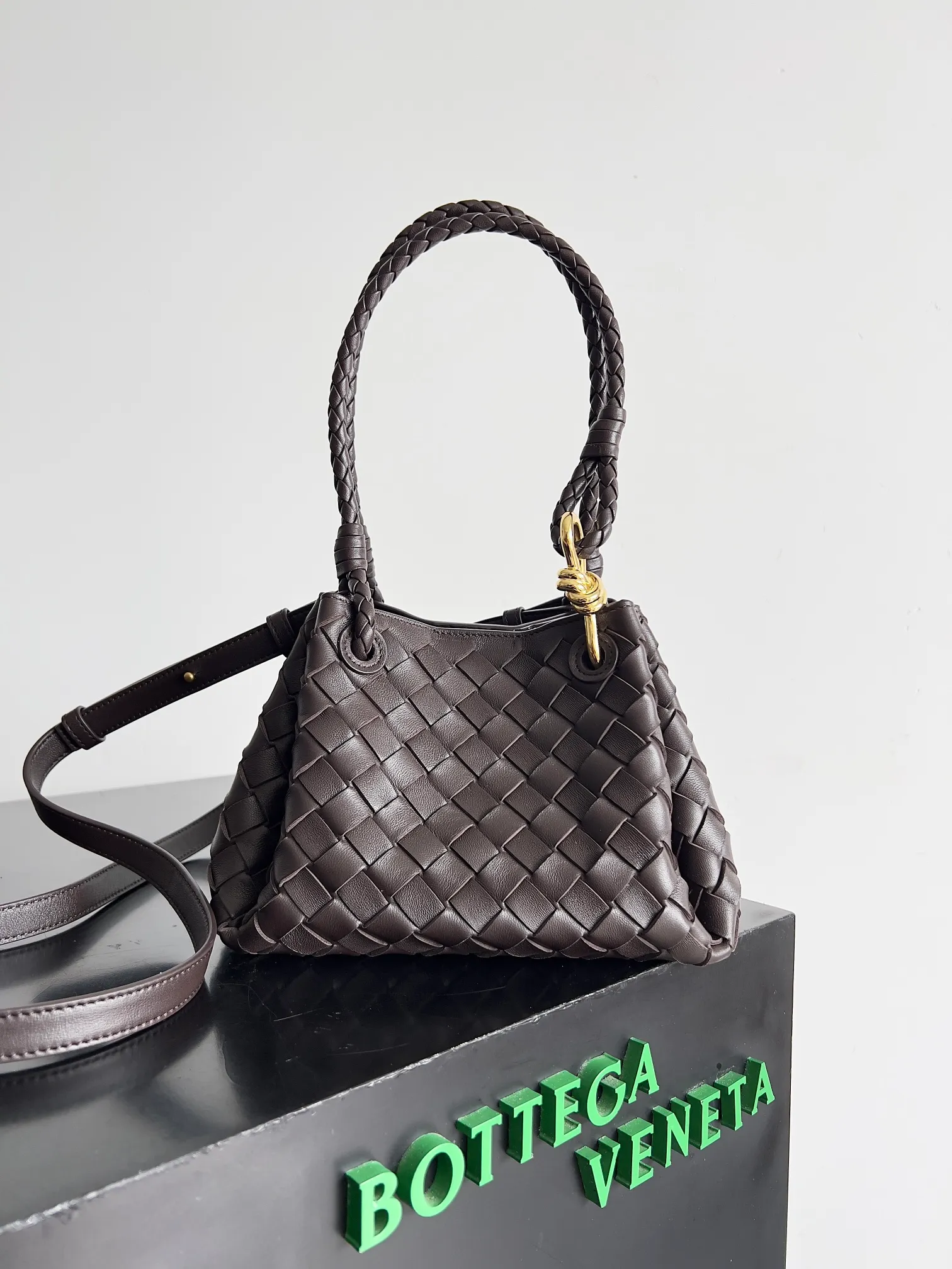 Batch 1760 BV home is new! Andiamo combines the Bottega Veneta archive parachute handbag to inherit retro elements and integrate modern trends. The same style as Shu Qi's in Beijing Night. It is a continuation of the classic bag. It has three functions: hand carry, shoulder and cross-body. It is embellished with metal brass knot buckles. It is small and has an amazing capacity. It can easily hold sunglasses in a box / small bottle of water / powder powder / charger and other daily necessities when going out. The upper body is versatile. Style number: 796569 Size: 21*17*16.5cm